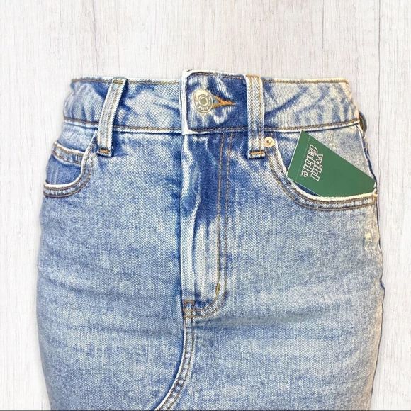NWT Wild Fable Women's Sz 2 Jean Mini Skirt Light Wash Denim Raw Hem New - Picture 2 of 10